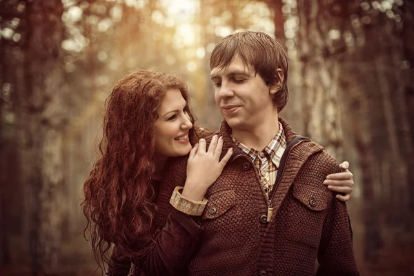 Beautiful young couple in the park — Stock Photo, Image