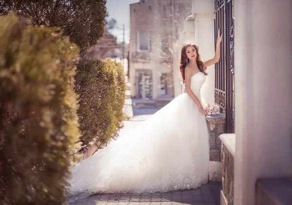 Belle mariée en plein air — Photo