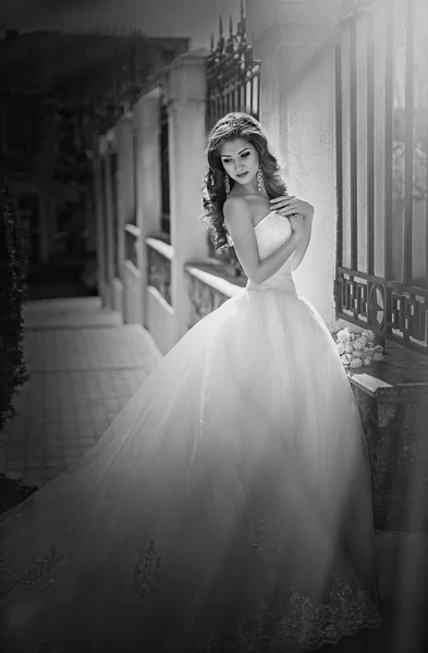 Bella sposa all'aperto — Foto Stock