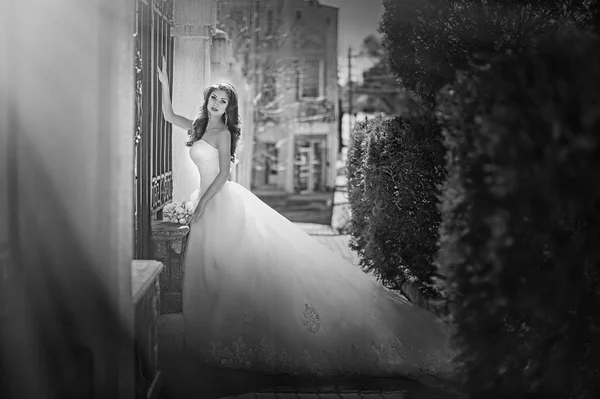 Beautiful bride outdoors — Stock Photo, Image