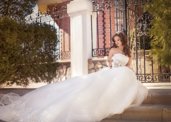 Bella sposa all'aperto — Foto Stock