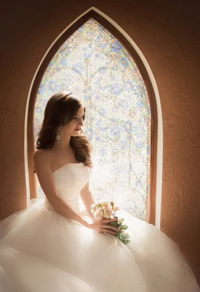 窓の近くに座って美しい花嫁 — ストック写真