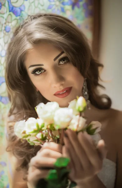 Sposa in possesso di bouquet da sposa — Foto Stock
