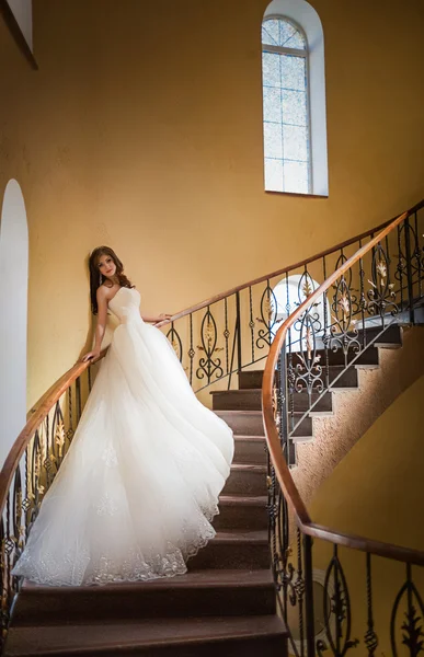 Στέκεται στις σκάλες σε λευκό φόρεμα νύφη — Φωτογραφία Αρχείου