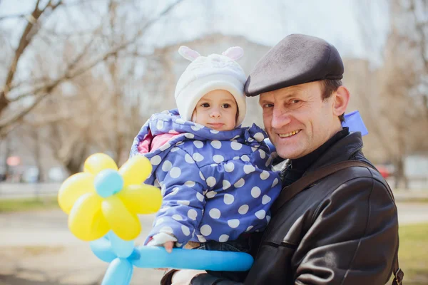 Küçük kız ve baba bahar ormandaki — Stok fotoğraf