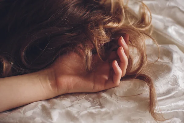 Mano de mujer en el cabello — Foto de Stock