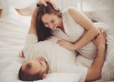 Hamile kadın ve kocası yatak odasında