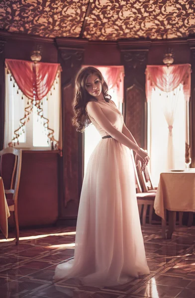 패션 핑크 드레스에 아름 다운 여자 — 스톡 사진