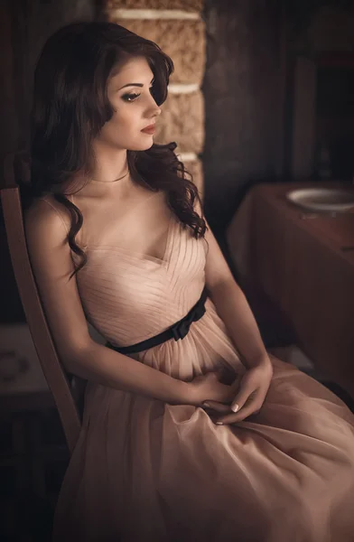 Красивая женщина в моде розовое платье — стоковое фото