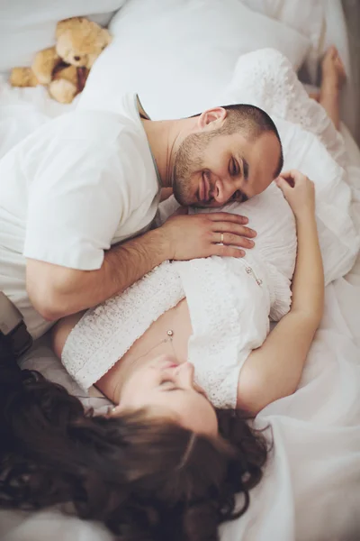 Schwangere und ihr Mann im Schlafzimmer — Stockfoto