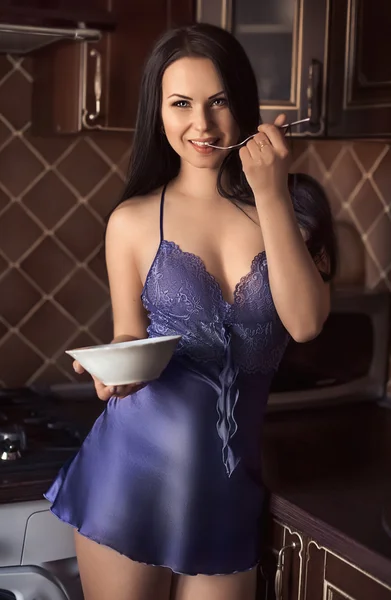 Mutfakta seksi kız — Stok fotoğraf