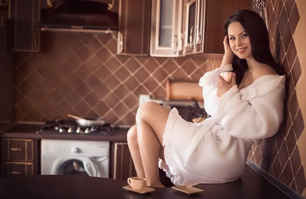 Mulher sexy com café na cozinha — Fotografia de Stock