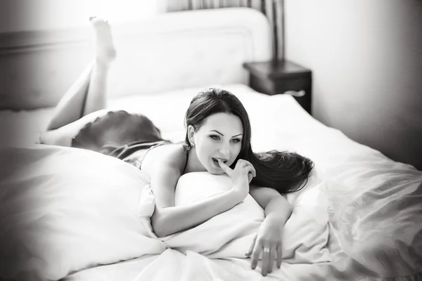 Sexig brunett tjej i sovrum — Stockfoto