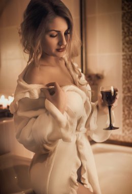 bir bardak şarap banyoda kadınla