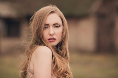 Makyaj açık havada güzel kadınla