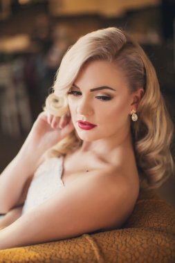 Gelin şık makyaj ile