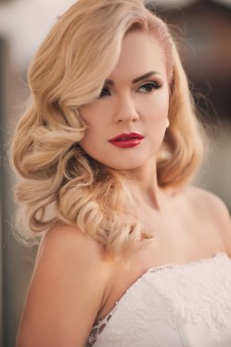 Gelin şık makyaj ile