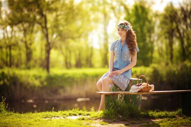 su birikintisi yakın oturan genç kadın