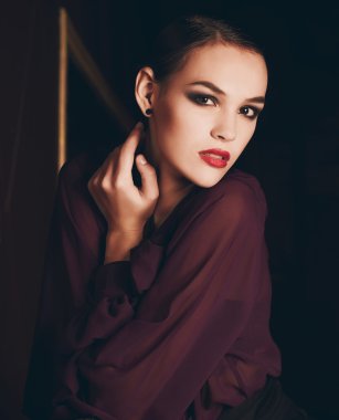 makyaj ile güzel bir genç kadın