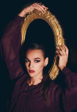 Altın çerçeve ile poz kadın moda