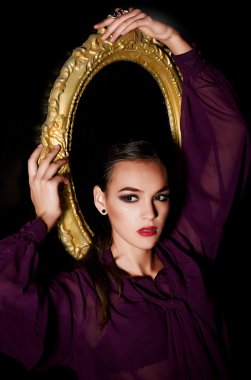 Altın çerçeve ile poz kadın moda