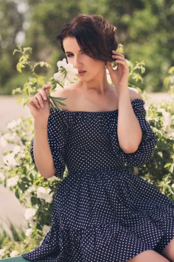 beyaz çiçekli kadın