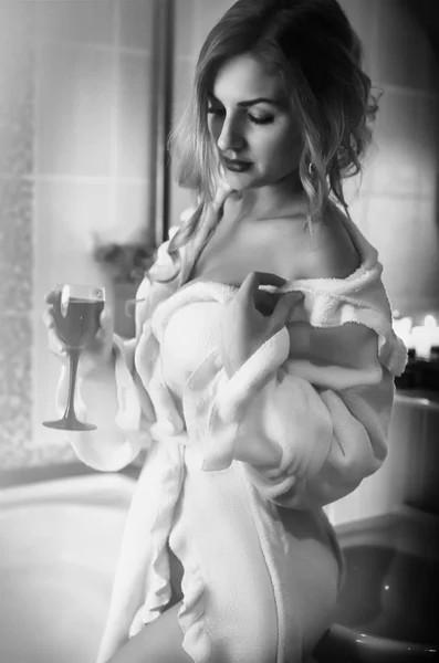 Bir bardak şarap banyoda kadınla — Stok fotoğraf