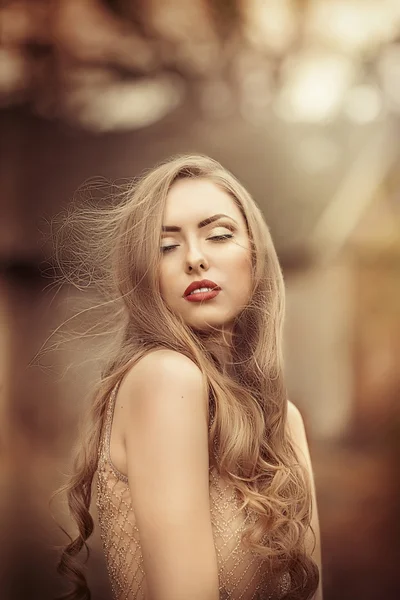 Mujer con maquillaje al aire libre —  Fotos de Stock