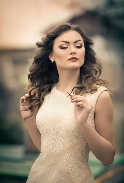 Hermosa mujer en vestido de moda — Foto de Stock