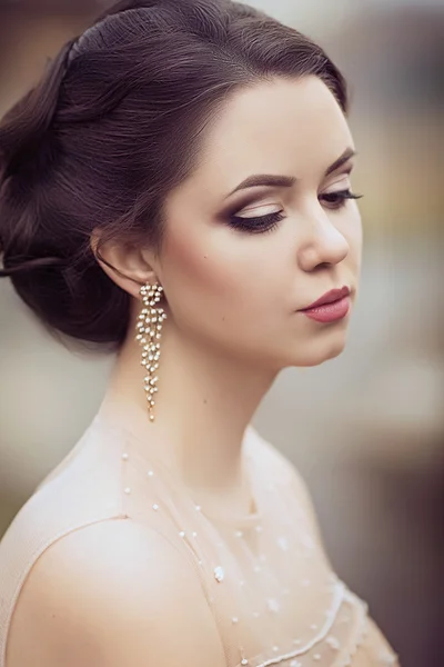 Bella giovane donna con il trucco — Foto Stock