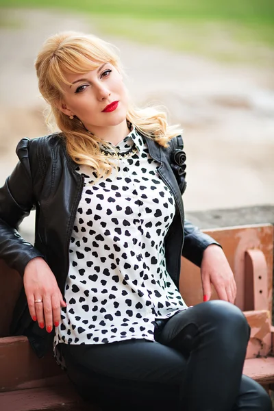 Woman sitting on a bench — Stock Photo, Image