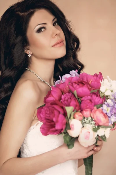 Sposa in possesso di bouquet da sposa — Foto Stock