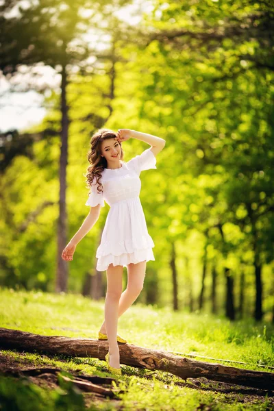 Donna in abito bianco in giardino primaverile — Foto Stock