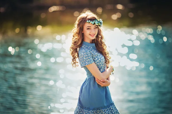 Young woman standing near pond — Stock Photo, Image