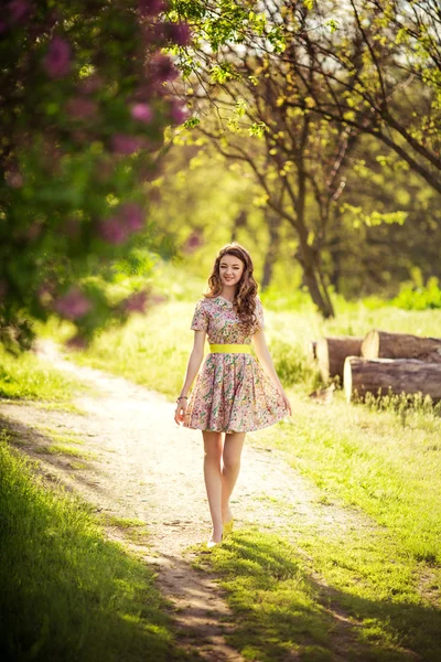 Jonge vrouw in het voorjaar tuin — Stockfoto