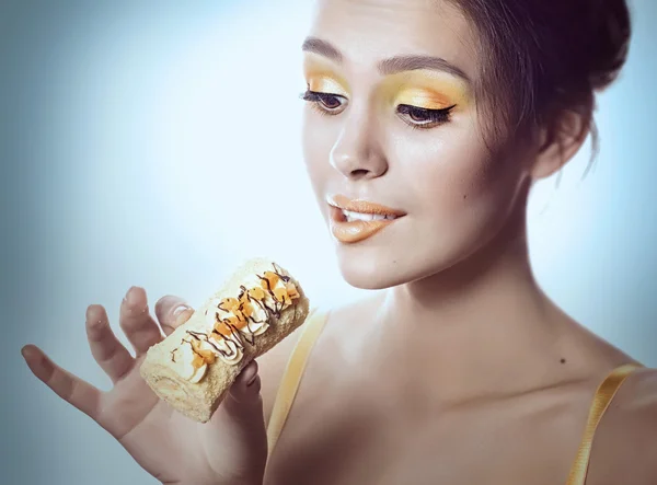 Menina da moda com delicioso praline laranja — Fotografia de Stock