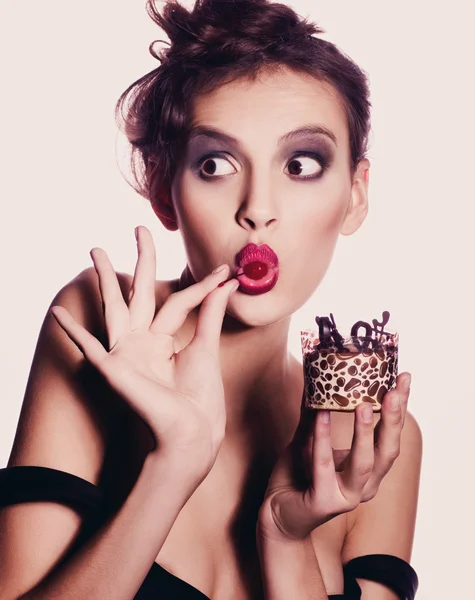 Dívka s koláč lahodné jahodo — Stock fotografie