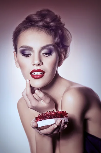 Ragazza con deliziosa torta di bacche — Foto Stock