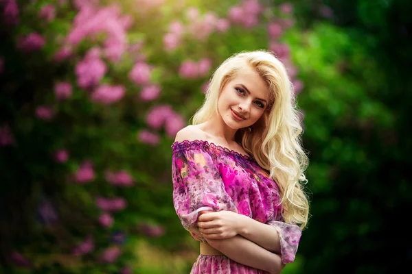 Bahar bahçesindeki kadın — Stok fotoğraf