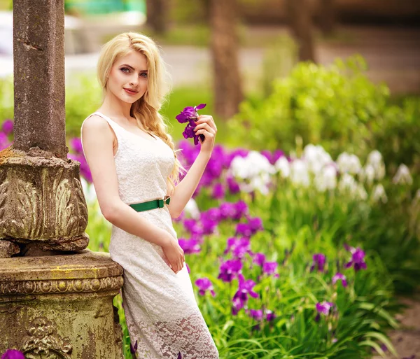 Mujer en jardín de primavera — Foto de Stock