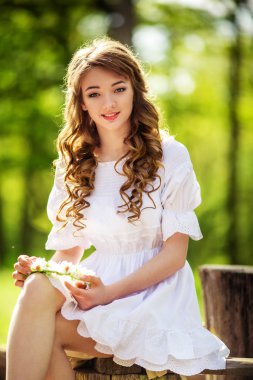 taç ve şerit ile kız