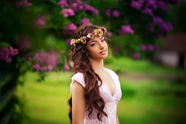 Mujer en jardín de primavera — Foto de Stock