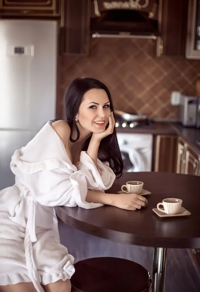 Sexy vrouw met koffie in de keuken — Stockfoto