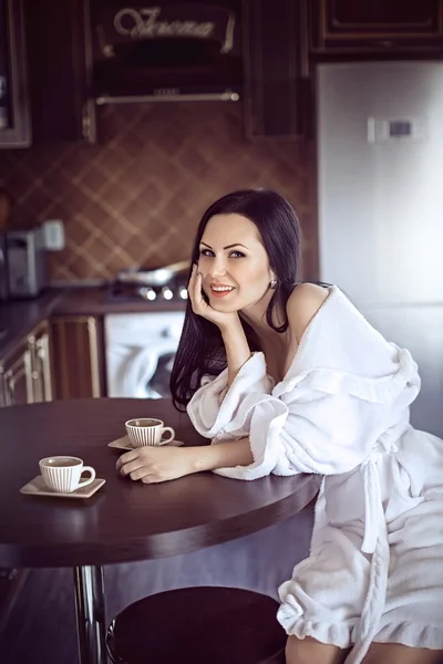 부엌에서 커피와 함께 섹시 한 여자 — 스톡 사진