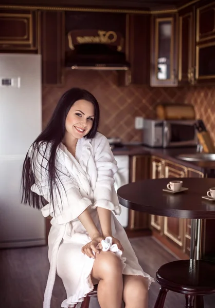 Donna sexy con caffè in cucina — Foto Stock