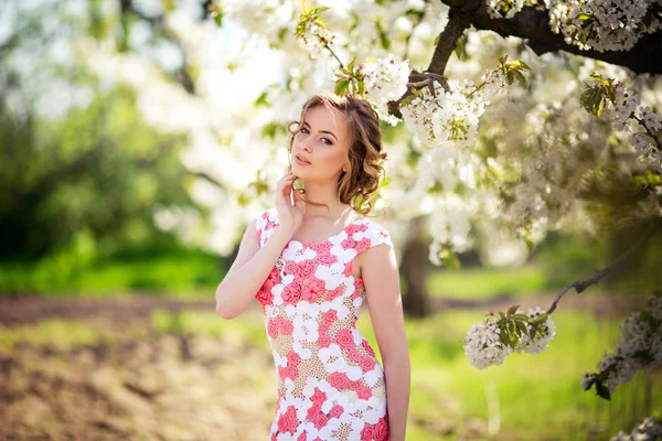 Mujer posando en jardín de primavera — Foto de Stock