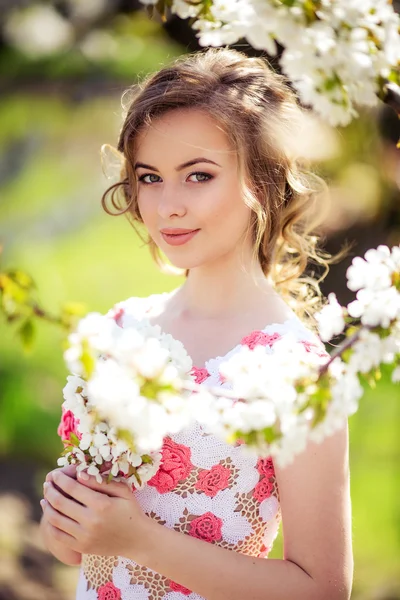 Vrouw poseren in lentetuin — Stockfoto