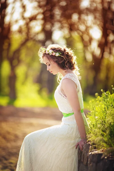 Femme en couronne posant dans le jardin de printemps — Photo