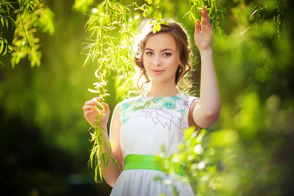Mulher posando no jardim da primavera — Fotografia de Stock