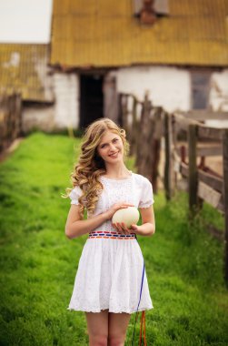 Devekuşu yumurtası elleri ile kız